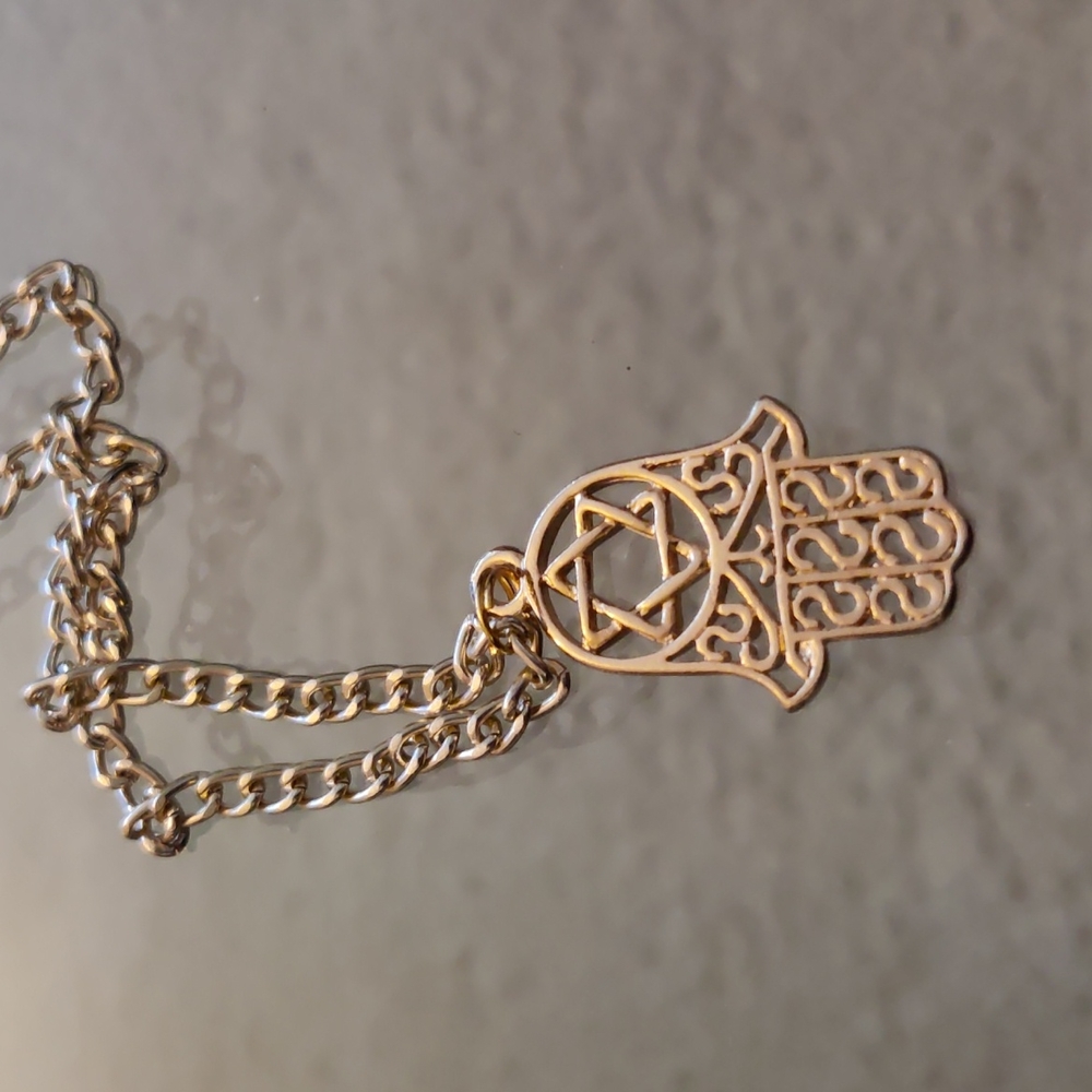 🪬Hamsa pendant in gold tone